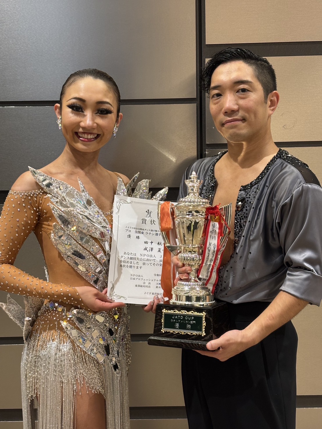 JATD杯で優勝し、トロフィーと賞状を手にする田中航介・成澤夏帆組